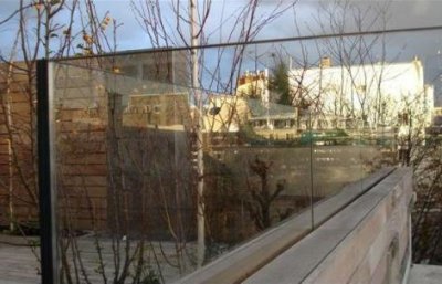 garde-corps vitrés en verre feuilleté clair pour une terrasse