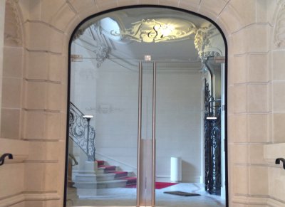 porte d'entrée d'immeuble double en verre trempé avec décor sablé 