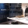 verre extra-blanc feuilleté laqué teinte personnalisée pour Marc Jacobs