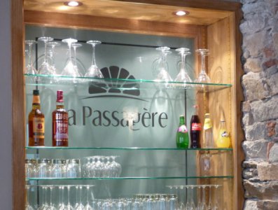 verre trempé avec décor sablé au motif La Passagère