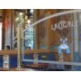 cloison en verre trempé avec décor sablé et peint reproduction du logo La cigale